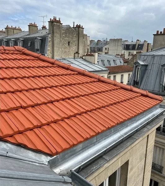 La même toiture après réfection complète en tuiles neuves